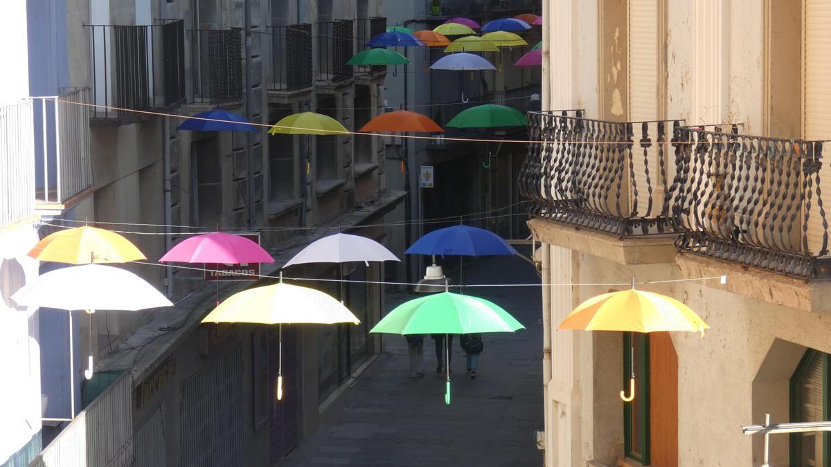 El carrer Sant Pere de Ripoll amb una una coreografia de paraigües multicolor. .