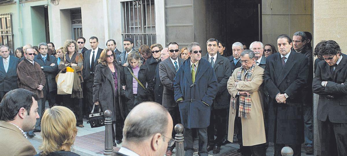 Abogados, fiscales y jueces de Castellón, frente al Colegio Oficial de Abogados, protestaron por el crimen.