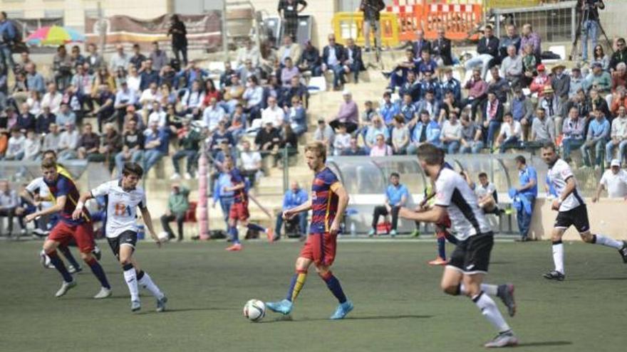 El azulgrana Samper controla el balón en la medular del campo Es Puig, que registró una gran afluencia de espectadores.