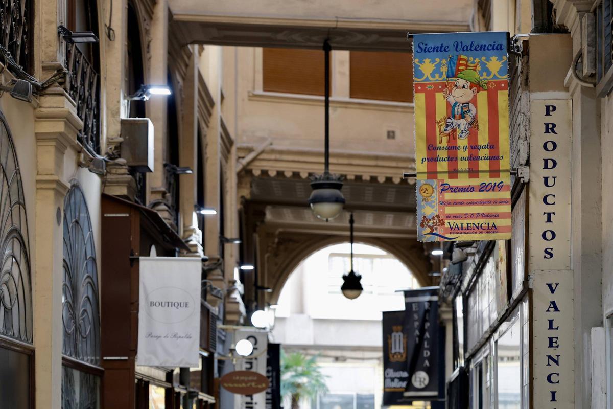 Los pasajes comerciales de València, un pedacito de la ciudad en las manzanas vecinales