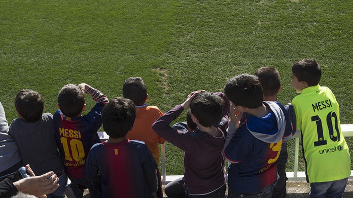 Un grupo de niños siguen el entrenamiento de puertas abiertas del Barça en el Miniestadi