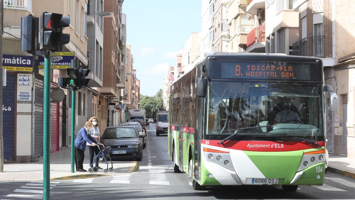 Un autobús por la calle Eduardo Fernández García, donde se creará un carril para autobuses.