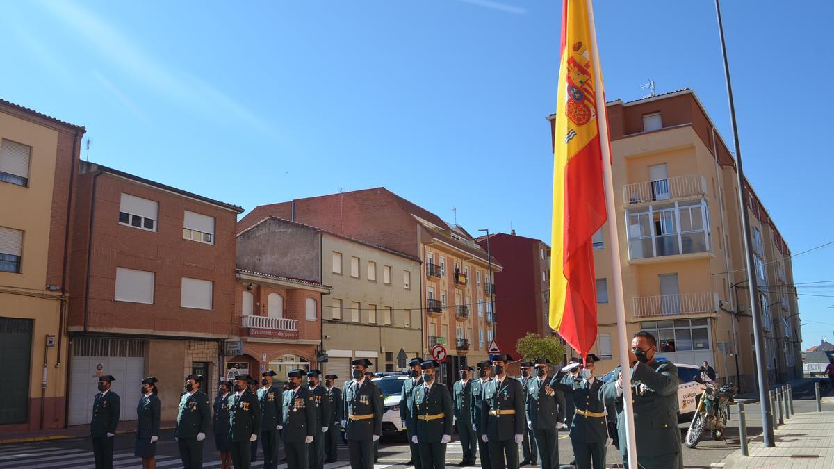 Momento del izado de la bandera, en el acto oficial de celebración de la Guardia Civil de Benavente. / E. P.