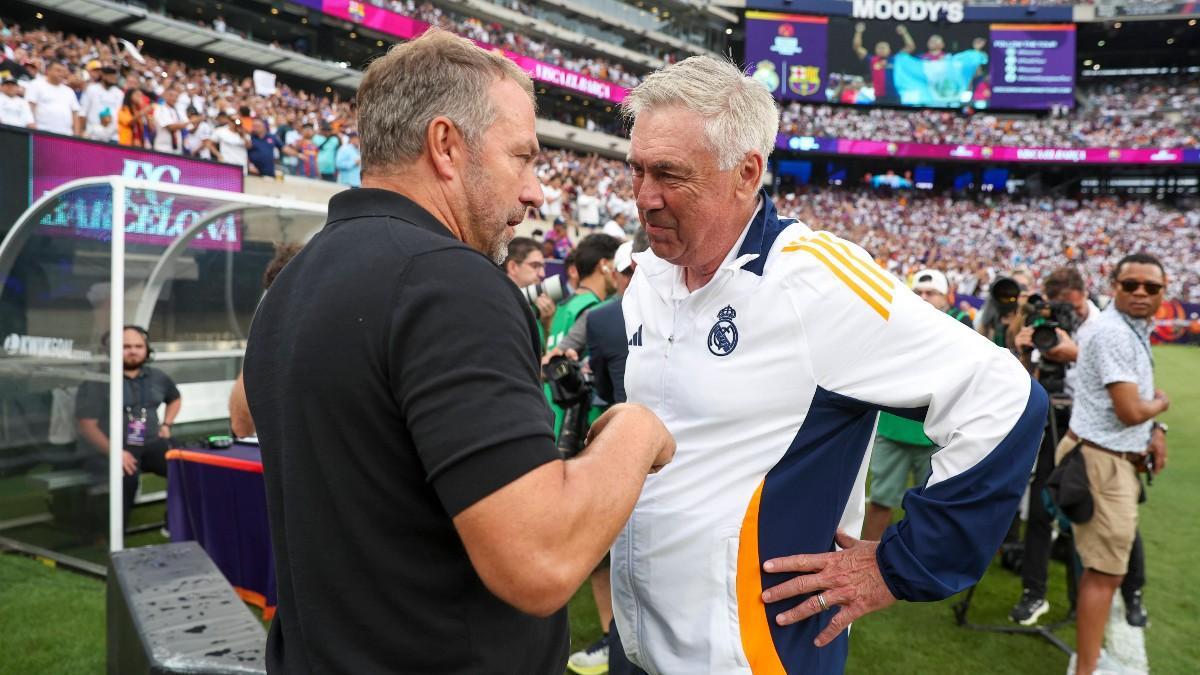 Hansi Flick y Carlo Ancelotti conversan antes del clásico Barça-Madrid de la pretemporada 2024/25