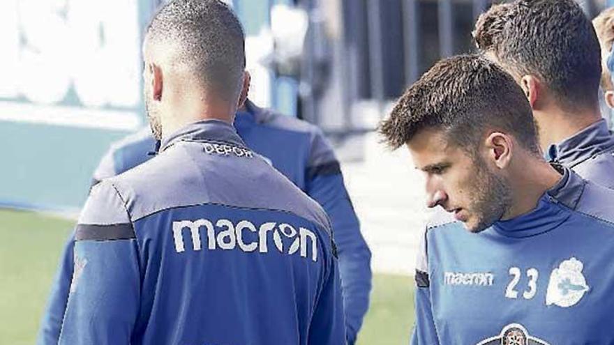 Gerard Valentín, junto a varios compañeros en Riazor.