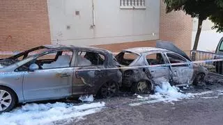 Alarma en el R-66 de Cáceres: arden dos coches en la madrugada de San Jorge