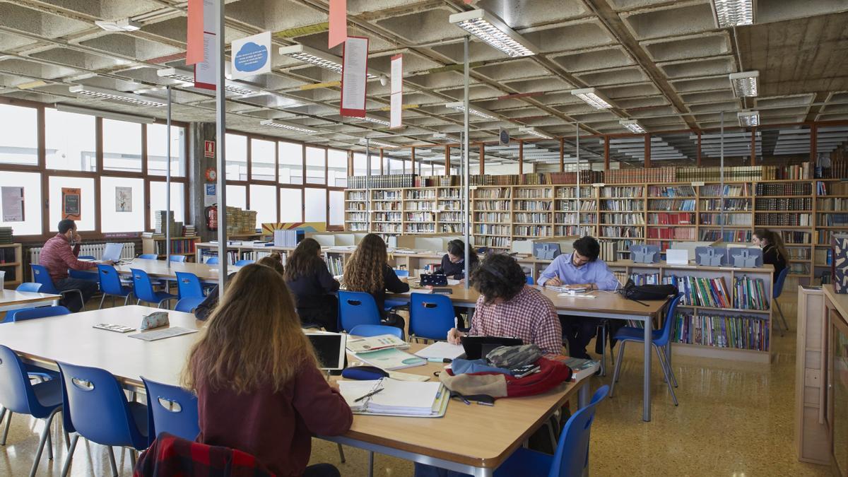 Alumnos de Bachillerato en la biblioteca