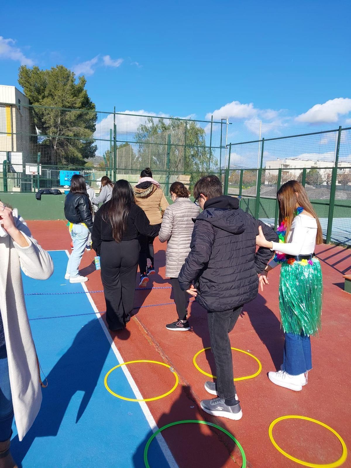 Alumnos, en una actividad para ayudar a personas con dependencia.