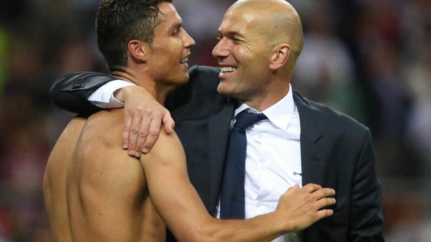 Ronaldo y Zidane se abrazan tras ganar el Madrid la pasada Liga de Campeones.