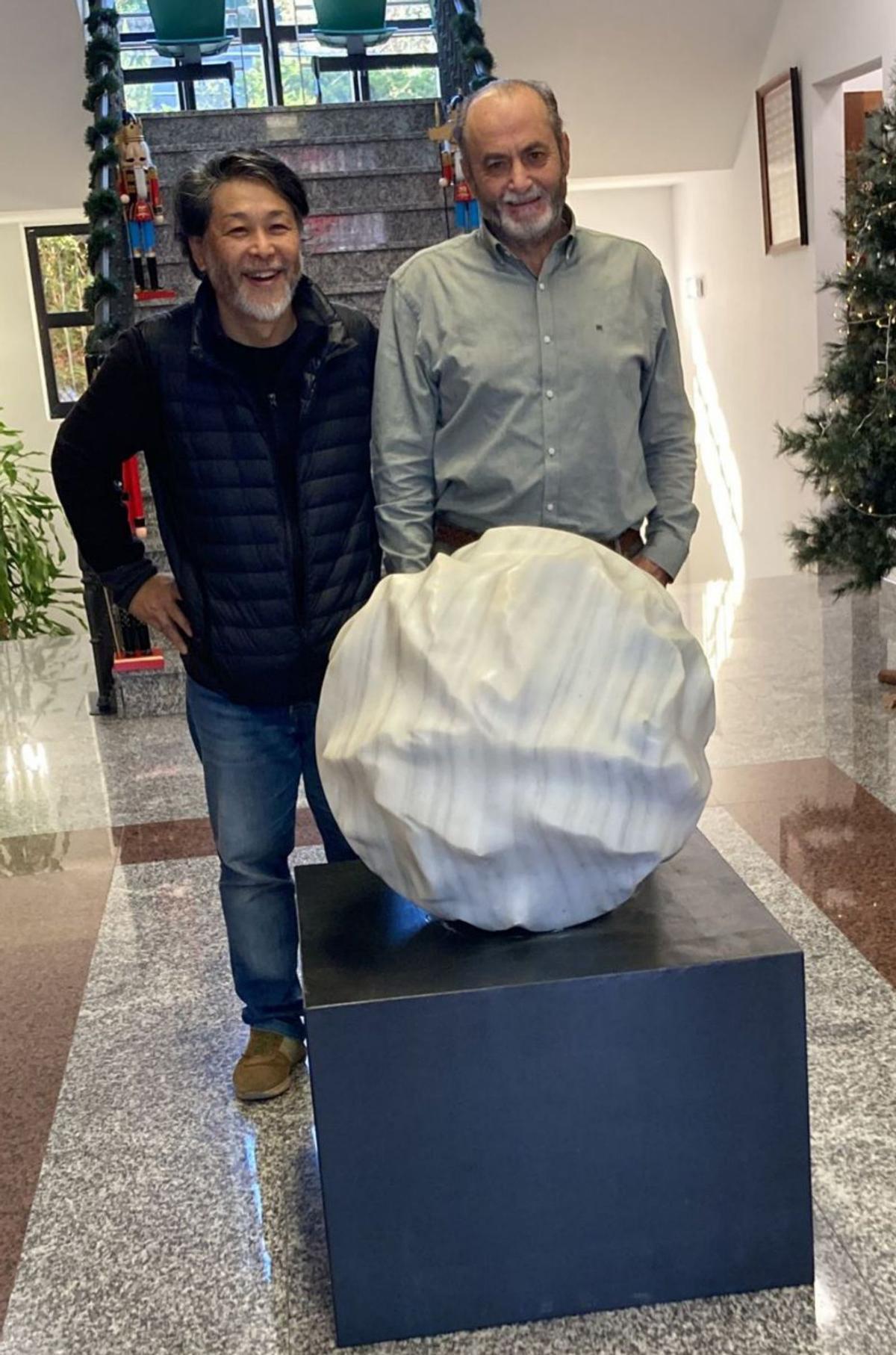 Tadanori Yamaguchi y  el alcalde de Ribera de Arriba, Tomás Fernández, con la escultura. | LNE