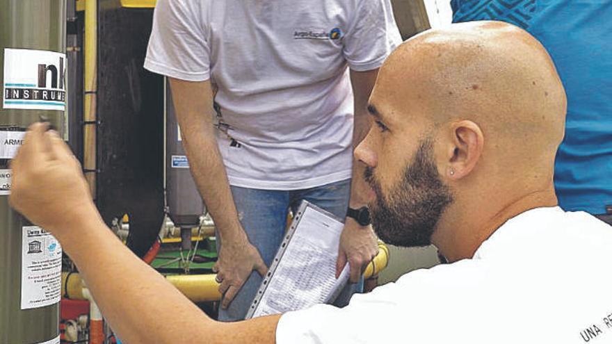 Alberto González durante una campaña oceanográfica.