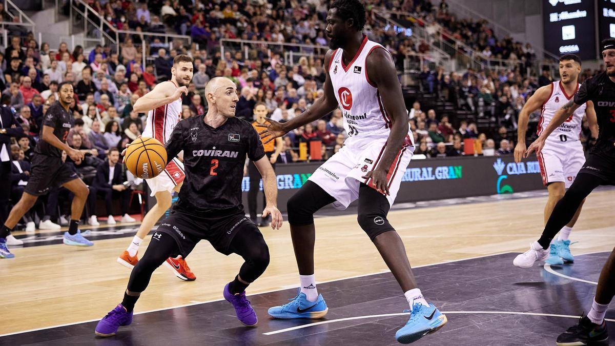 Koumadje, en defensa en una acción del duelo en Granada
