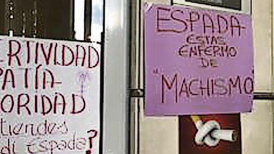 Pancartas contra el escritor.