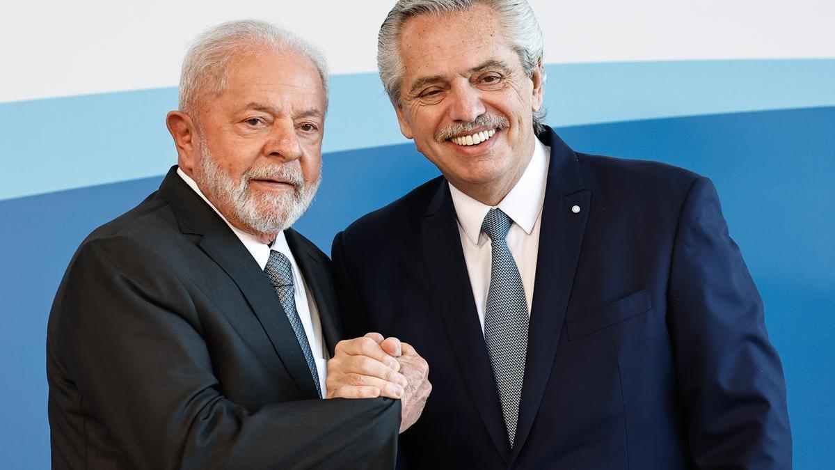 El presidente de Argentina, Alberto Fernández, saluda a su homólogo de Brasil, Luiz Inácio Lula da Silva, durante la cumbre del Mercosur, este martes en Puerto Iguazú (Argentina).