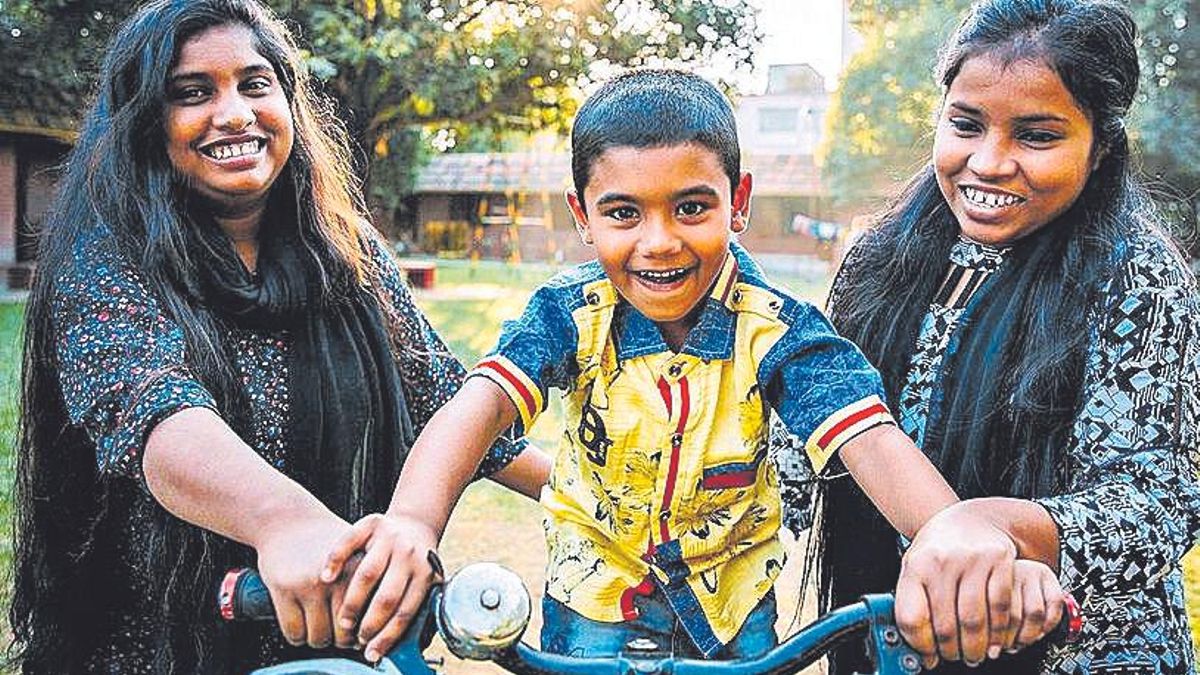 Hermanos retratados en Bangladesh.