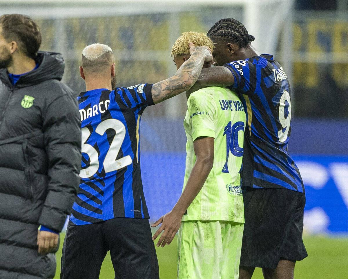 Di Marco y Taremi consuelan a Lamine Yamal tras la victoria del Inter al Barça en la vuelta de la semifinal de la última Champions.