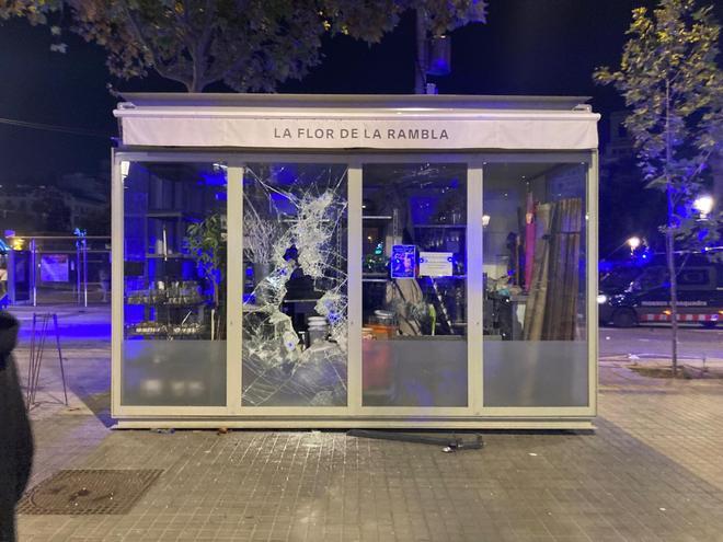 Cientos de personas quedan atrapadas en El Corte Inglés de la plaza Catalunya de Barcelona por las protestas juveniles