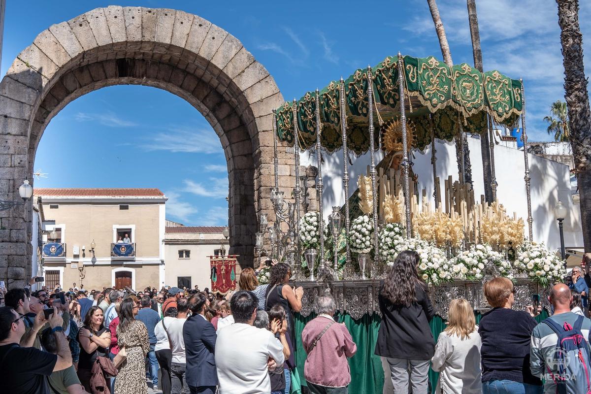 El paso de La Esperanza en su transitar por el Arco de Trajano, uno de los momentos álgidos del recorrido.