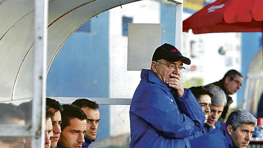 Xiel observa el partido en el banquillo del Suárez Puerta.