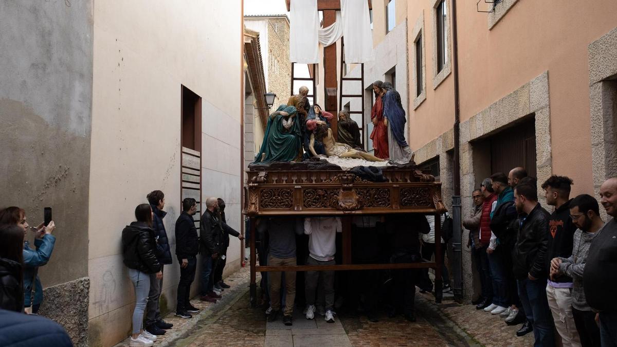 El Descendido del Santo Entierro abandona la panera de La Mañana en uno de los traslados a las carpas.