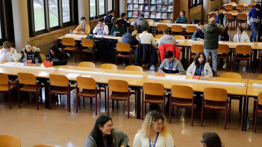 Arriba, alumnos en las pruebas que se celebraron en la EPI de Gijón. Abajo, estudiantes en el colegio Santo Ángel de Avilés. | F. Rodríguez y M. Villamuza