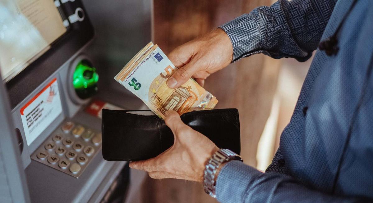 La Agencia Tributaria no suele perseguir el gasto cotidiano, pero sí puede fijarse en operaciones que se salen de lo habitual