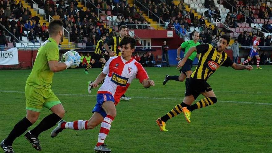 Julio Rey presiona al portero en un lance de juego de la pasada temporada. // Iñaki Abella