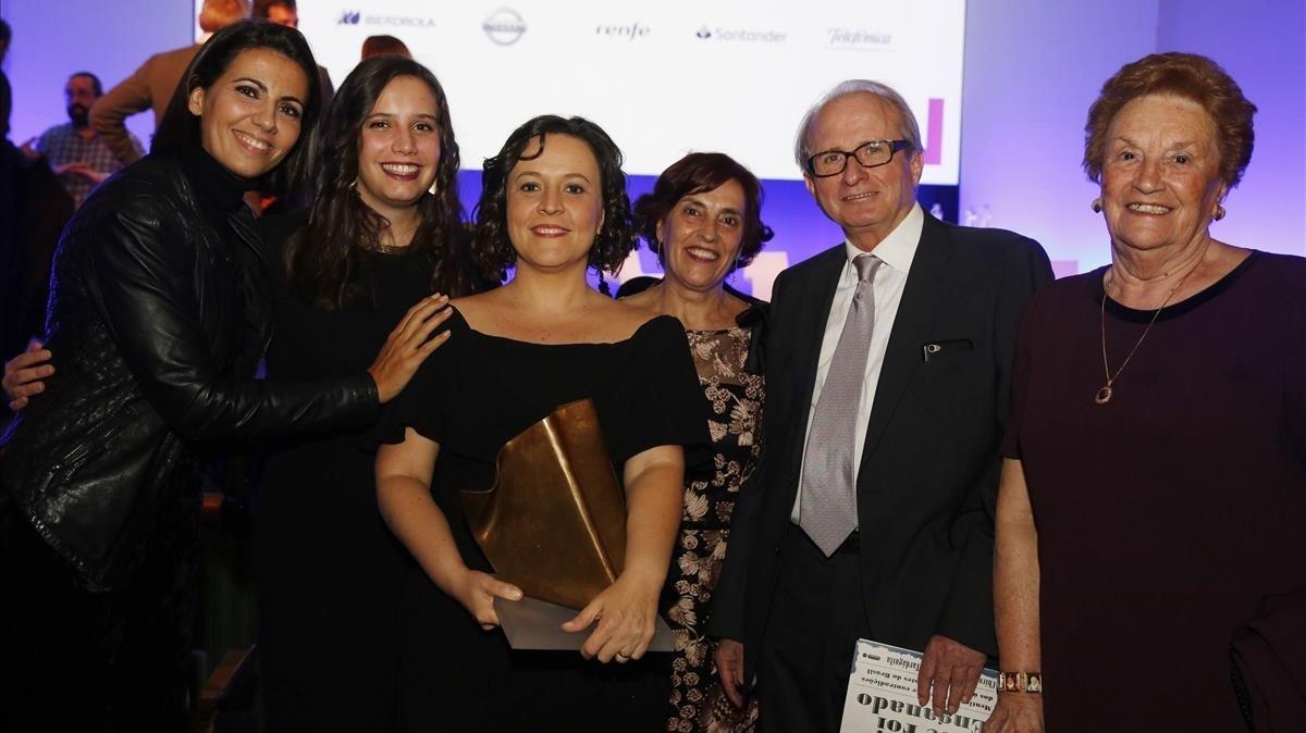 Cristina Tardáguila con su familia y la periodista Ana Pastor.