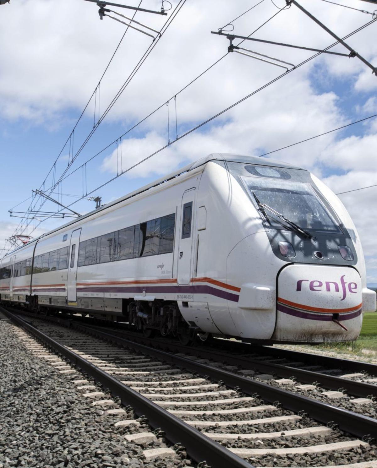 Un tren de Mitjana Distància de Renfe.  |