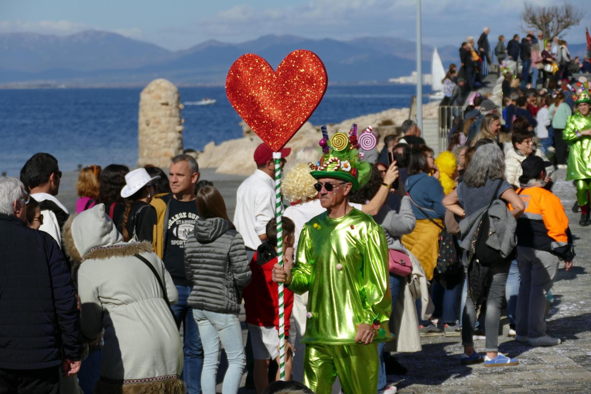 L'Escala s'acoloreix amb la rua de carnaval