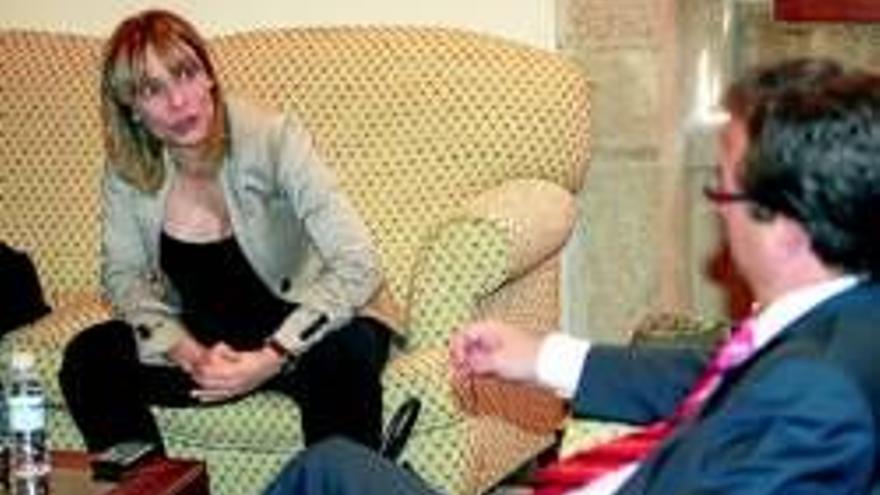 Fernández Vara recibe en Mérida a María Garaña, la presidenta de Microsoft España