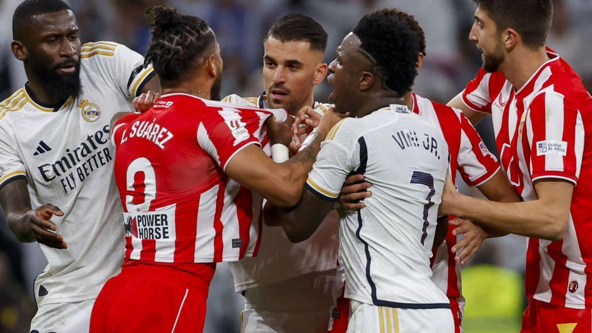 Els jugadors del Madrid i de l’Almeria discuteixen després d’una jugada polèmica.  | DANIEL GONZÁLEZ / EFE