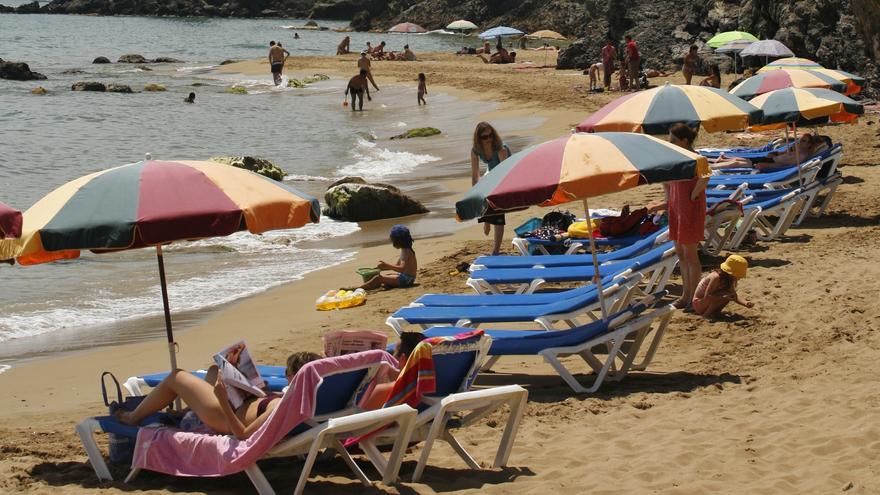 Una playa de Ibiza sigue sin hamacas por un derrumbe