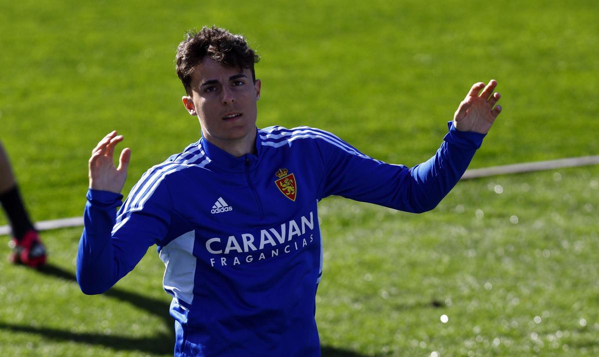 Francés hace un ejercicio durante un entrenamiento con el Zaragoza.