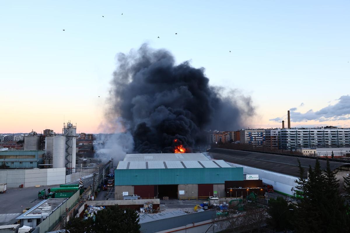 En imágenes I Incendio en la planta de Saica en Zaragoza