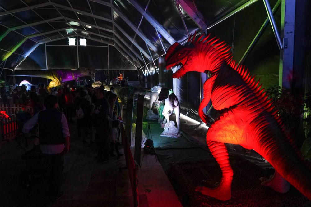 La exposición itinerante 'Dinosaurs Tour', la considerada como mayor muestra de estos animales animatrónicos a escala real se encuentra en una carpa junto al Palacio de Congresos hasta el domingo 16