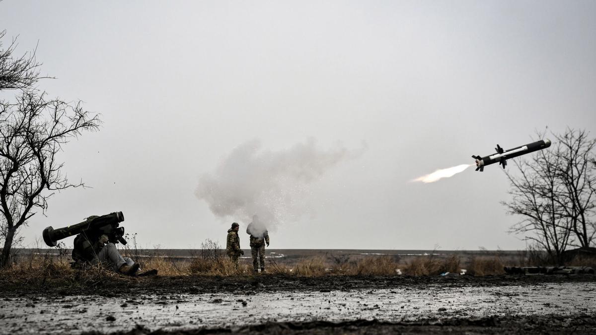 Un soldado dispara un sistema de misiles antitanque.