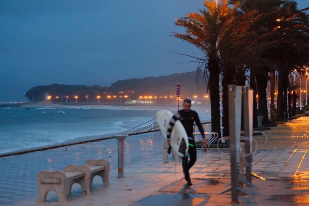 El viento y la lluvia marcaron la jornada de ayer en Vigo // J. Lores