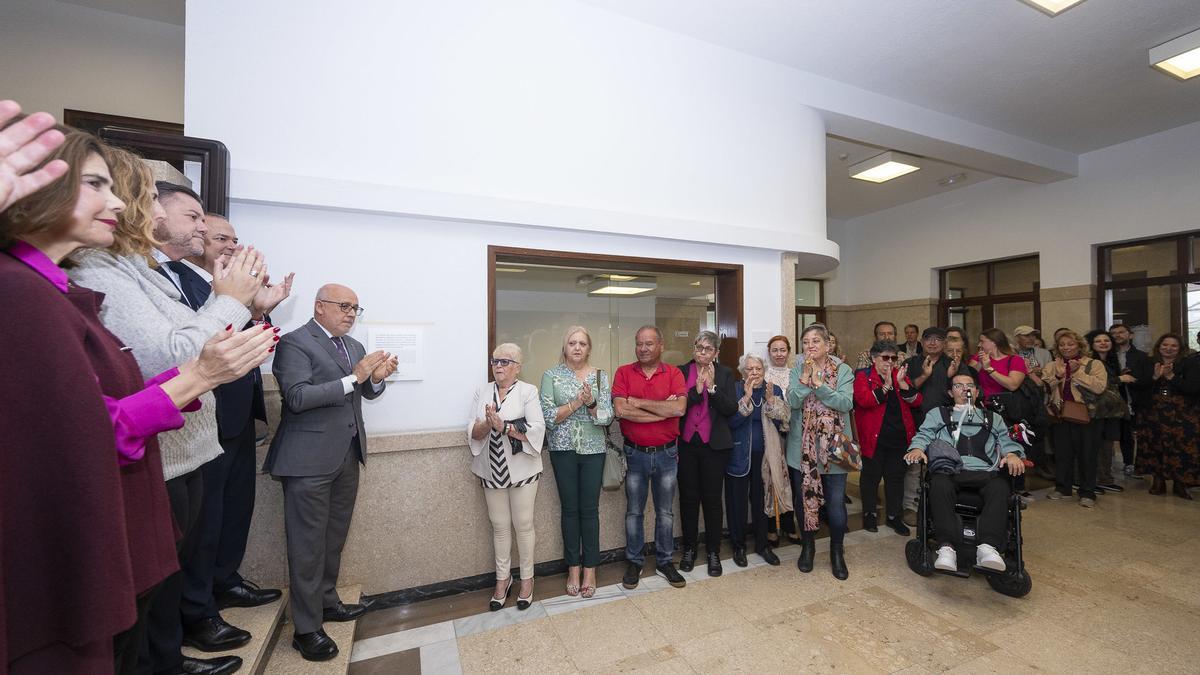 Acto de colocación de la placa en el edificio del Cabildo.