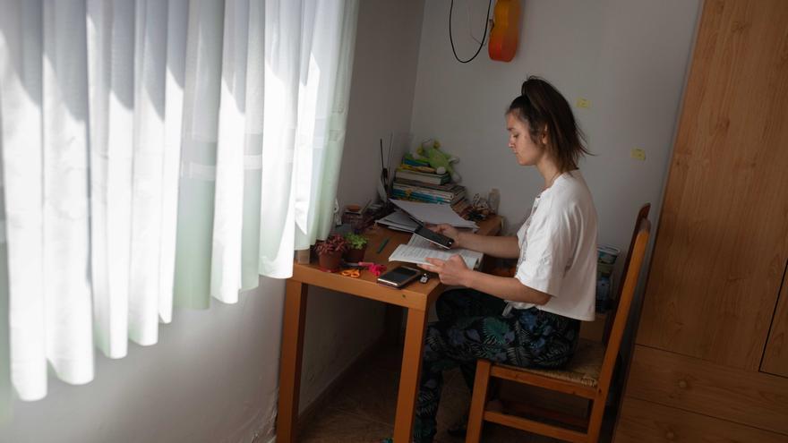 Elina sigue sus clases online de Ucrania a través del móvil en su habitación del hostal, su nueva casa.
