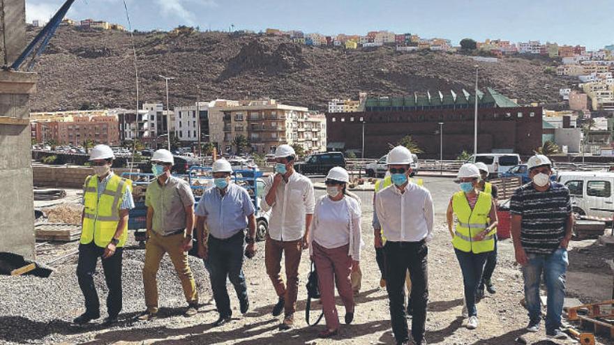 Comitiva durante la visita a la obra del Centro Sociosanitario de La Gomera.