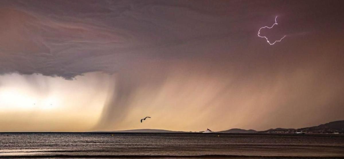 Taucht der Saharastaub über der Insel auf, färbt sich der Himmel rötlich. Nicht nur bei Regen rieseln die Partikel dann herab.  | FOTO: DM