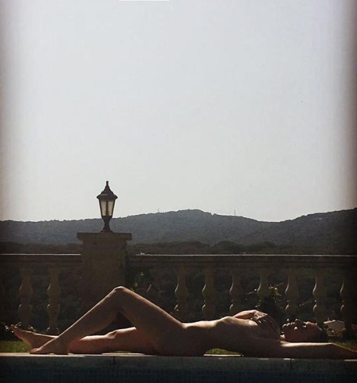 Mónica Naranjo posando desnuda al sol
