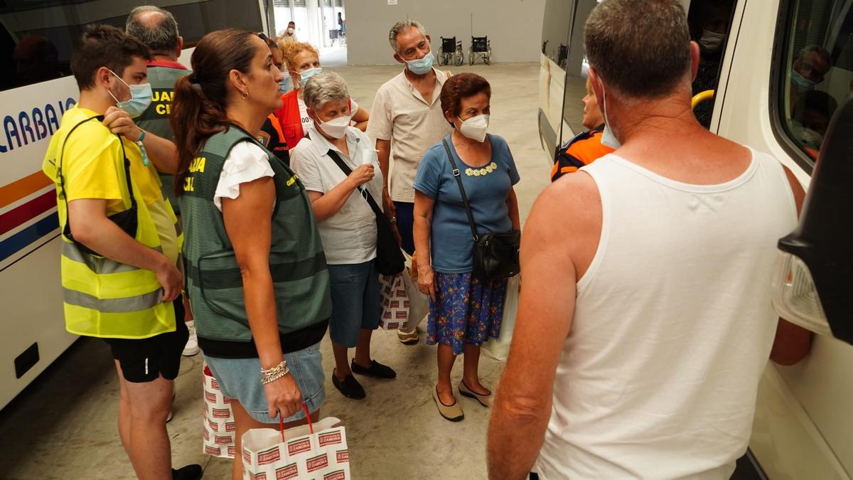 Los últimos 130 vecinos atendidos por del dispositivo de emergencias por el incendio de Zamora, abandonan Ifeza