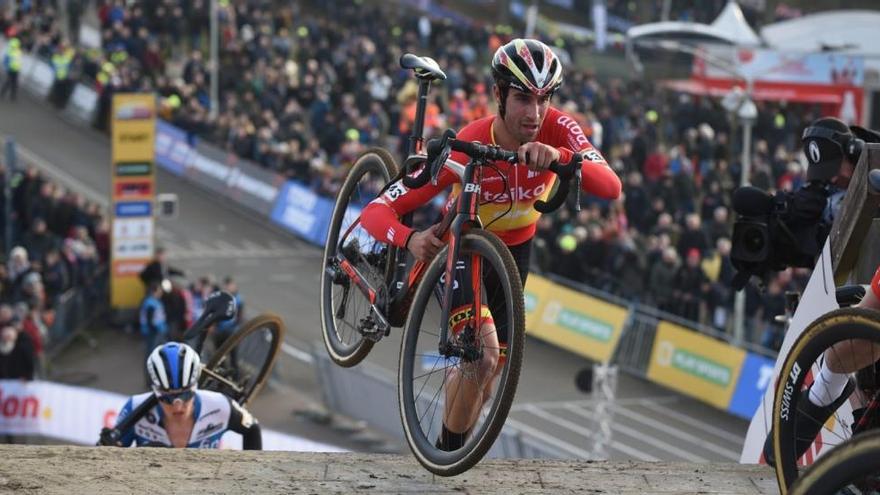 Felipe Orts, durante una carrera, luciendo el maillot de campeón de España