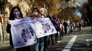 Cadena humana de mujeres contra la violencia machista en Barcelona, el pasado 22 de noviembre.