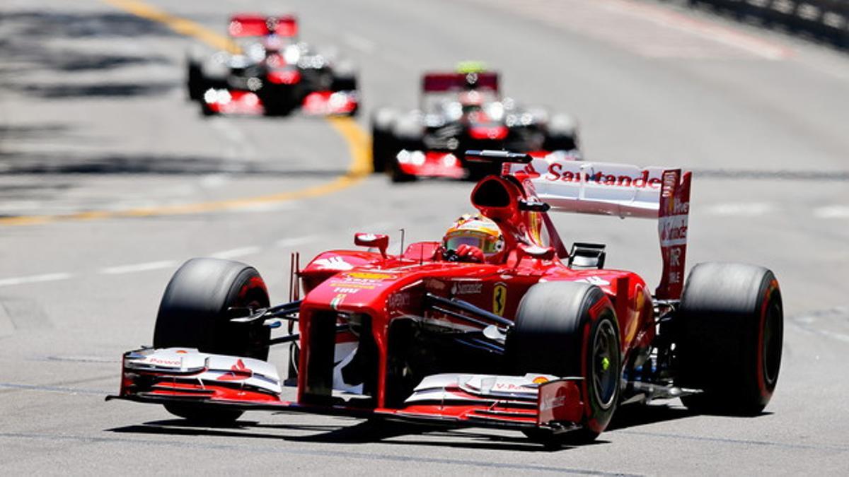 El Ferrari de Fernando Alonso, en primer plano, ha terminado séptimo en Montecarlo.