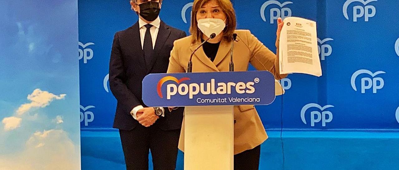 Isabel Bonig ayer con Felipe Carrasco, en la sede del Partido Popular. | LEVANTE-EMV