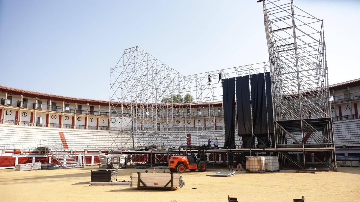 Imagen del montaje de un concierto en la plaza de toros de Cáceres.