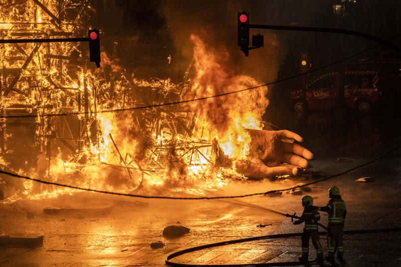 Así ha sido la cremà de la falla municipal